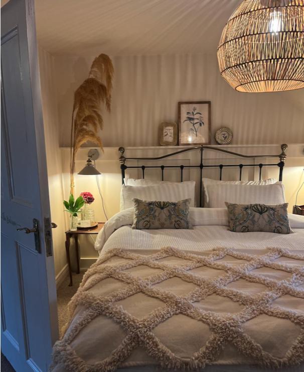 The Pink Cottage Upstairs Suite & Garden Summer Room Whitehead Esterno foto