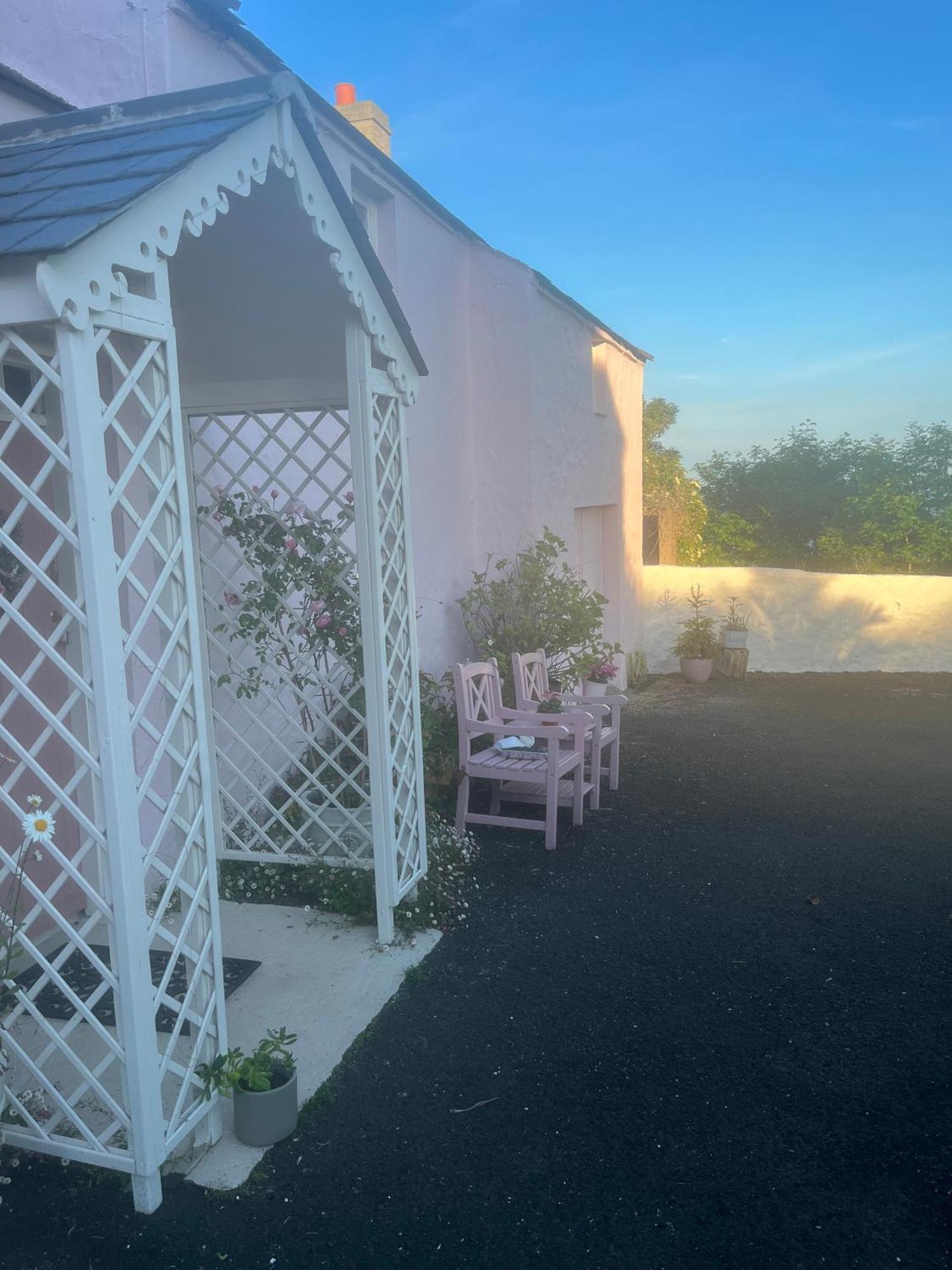 The Pink Cottage Upstairs Suite & Garden Summer Room Whitehead Esterno foto