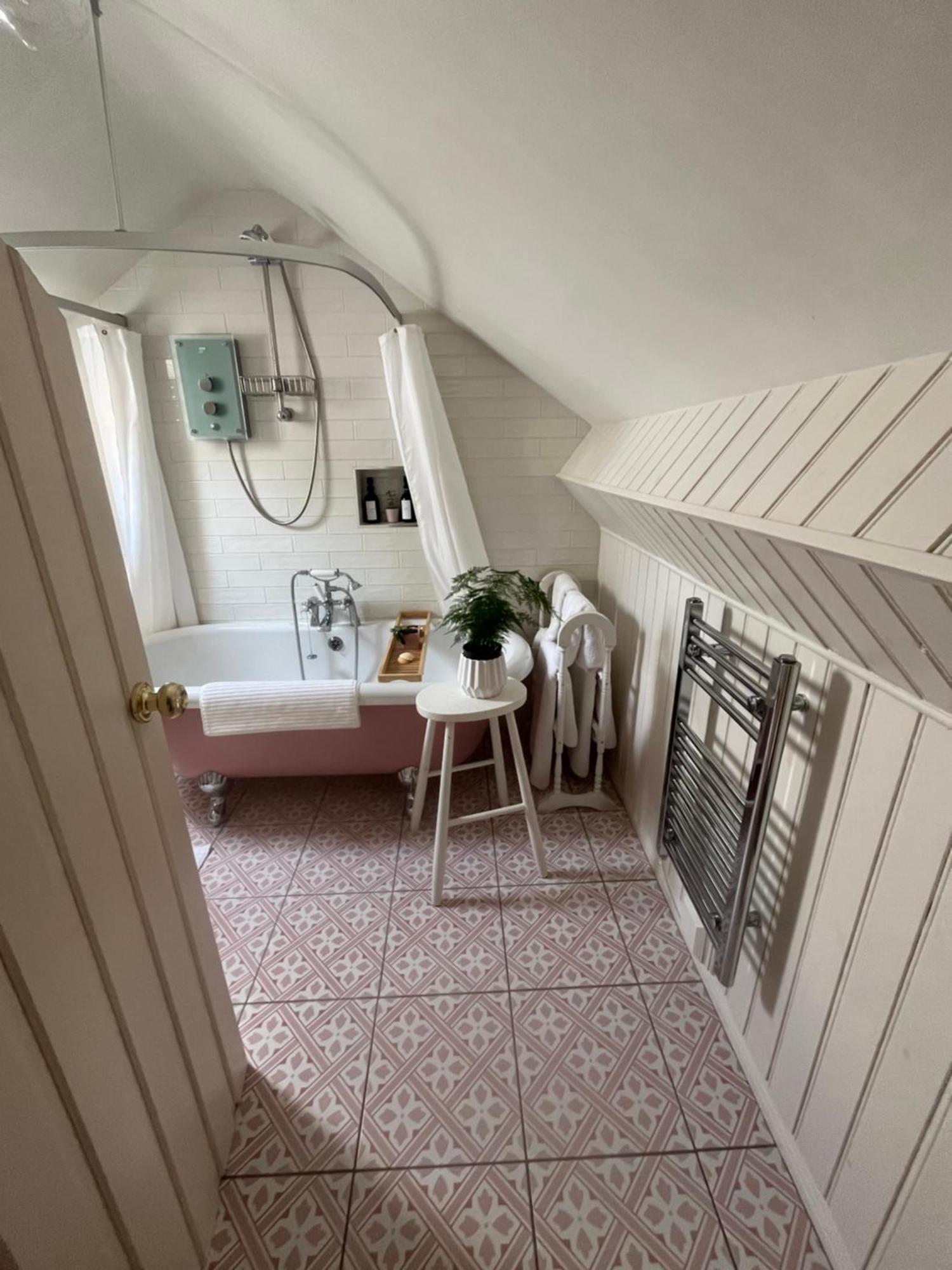 The Pink Cottage Upstairs Suite & Garden Summer Room Whitehead Esterno foto